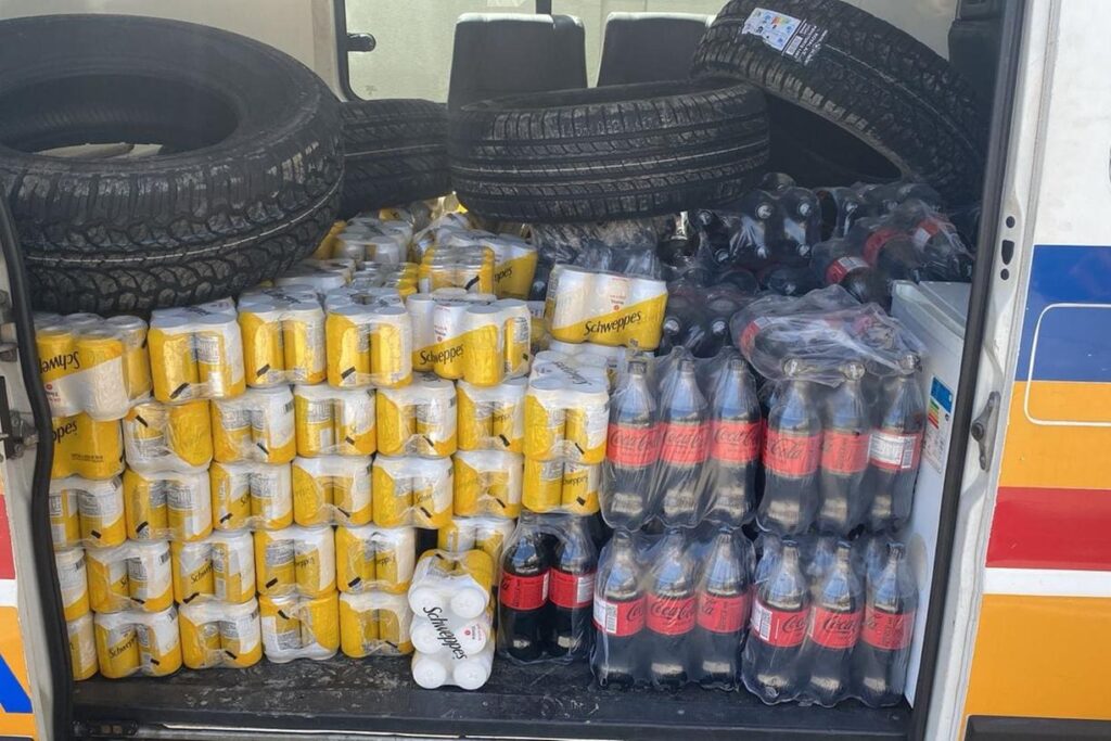 Cervejas, refrigerantes e pneus que teriam sido furtados pela quadrilha foram achados em depósito na Pampulha - Foto: VIDEOPRESS PRODUTORA